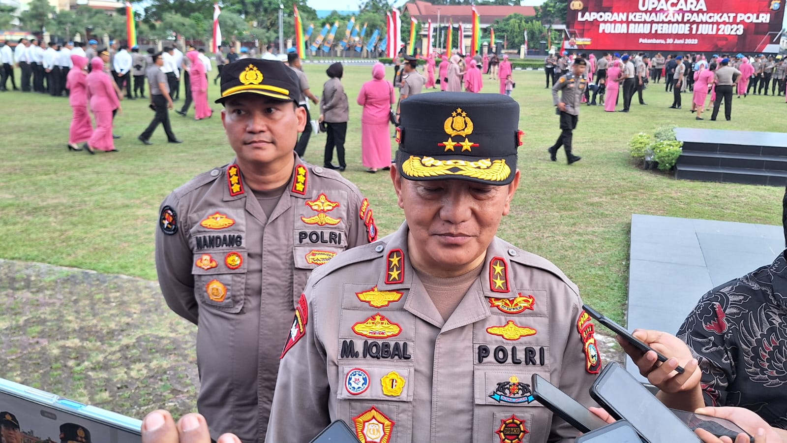 Kapolda Riau Pimpin Apel Peringatan  Hari Jadi Bhayangkara di Halaman Kantor Guberur 